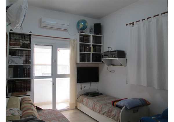 For-sale-2.5-rooms-in-center-Jerusalem-off-of-the-light-rail