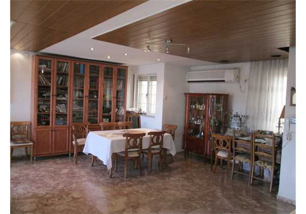 for-sale-Large-and-spacious-4-room-Wolfson-Villa-Shaarei-Chesed